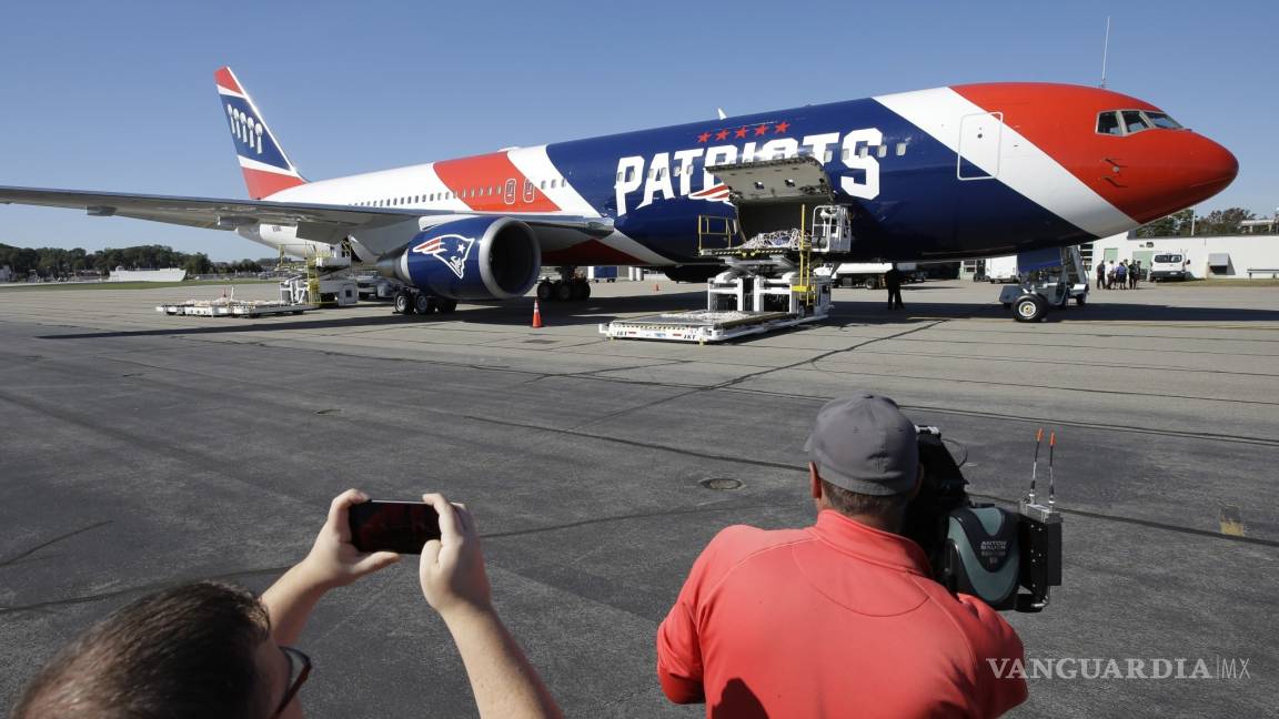 Patriotas en la vida real. El avión del equipo recoge 1 millón de mascarillas para personal médico