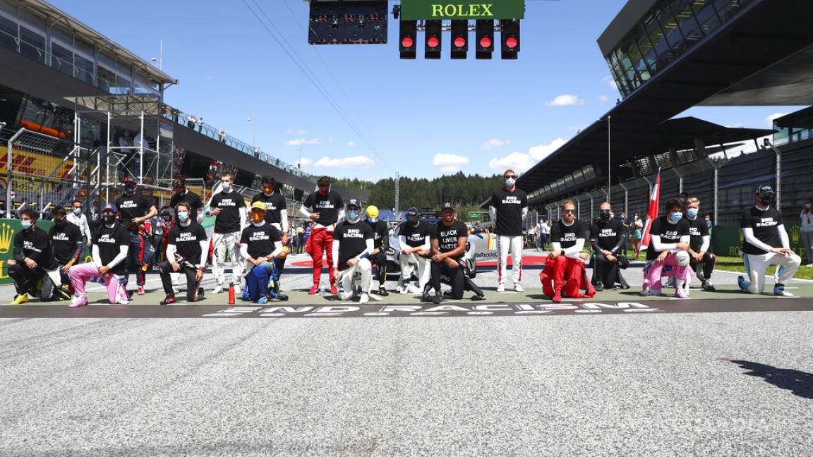 Pilotos se arrodillan contra el racismo antes de iniciar el GP de Austria