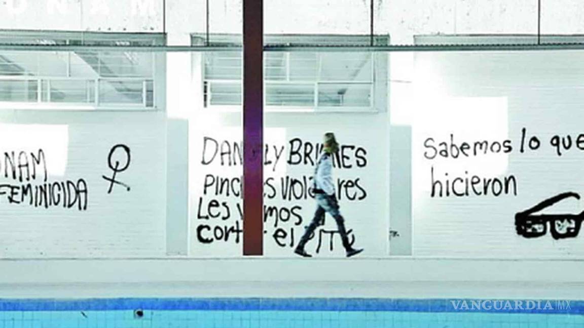 Estudiantes protestan en escuela de la UNAM por maestros que grababan a alumnas mientras nadaban