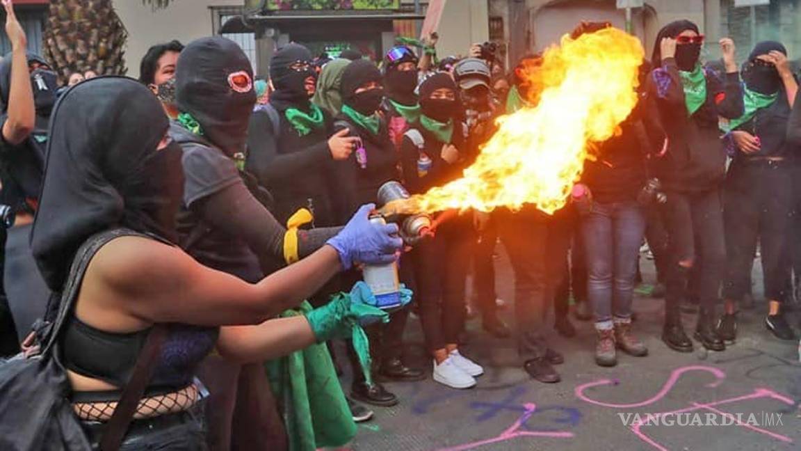 $!Al menos 43 mujeres policías heridas por marcha feminista pro aborto en CDMX