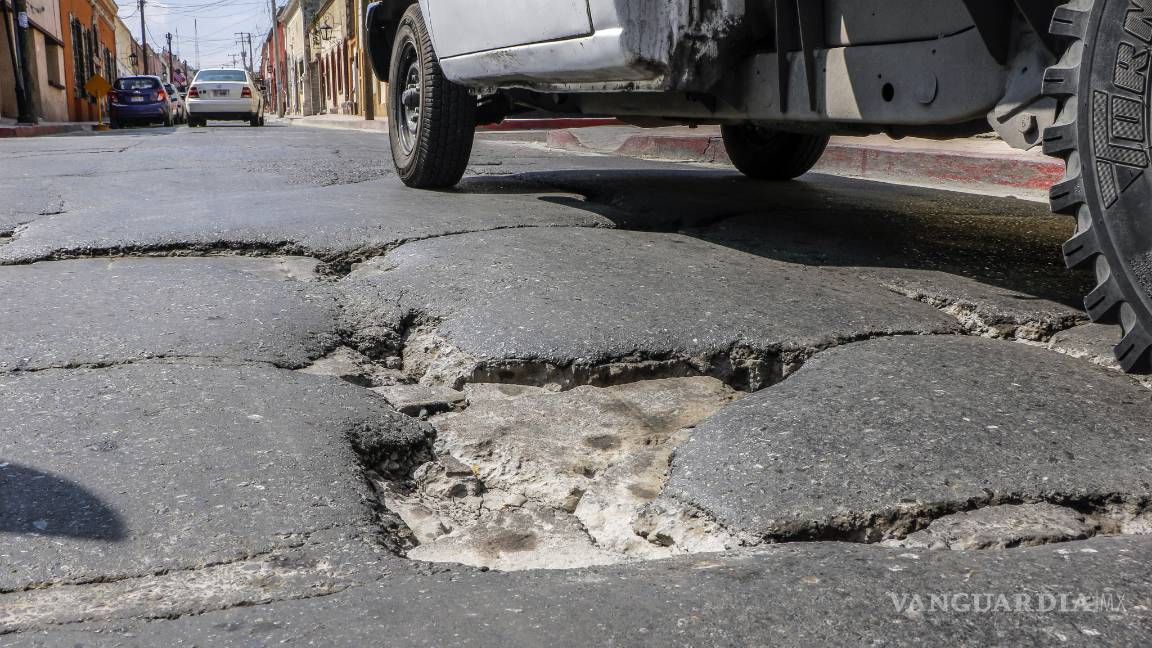 $!El tormento de circular entre parches y baches en el Centro de Saltillo