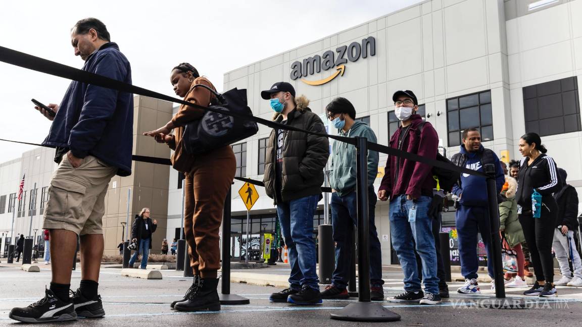$!Los trabajadores de Amazon votan sobre una propuesta para sindicalizar a la fuerza laboral del almacén en el distrito de Staten Island en Nueva York.