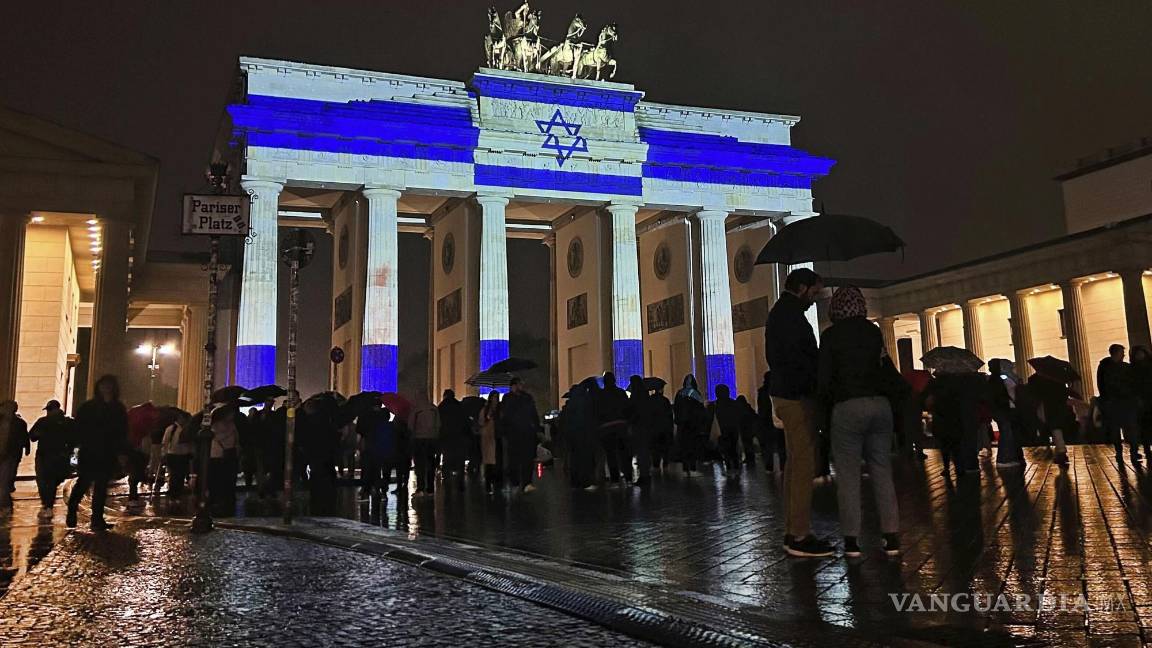 $!La emblemática Puerta de Brandenburgo se ilumina con los colores de la bandera israelí como muestra de solidaridad, en Berlín, Alemania.