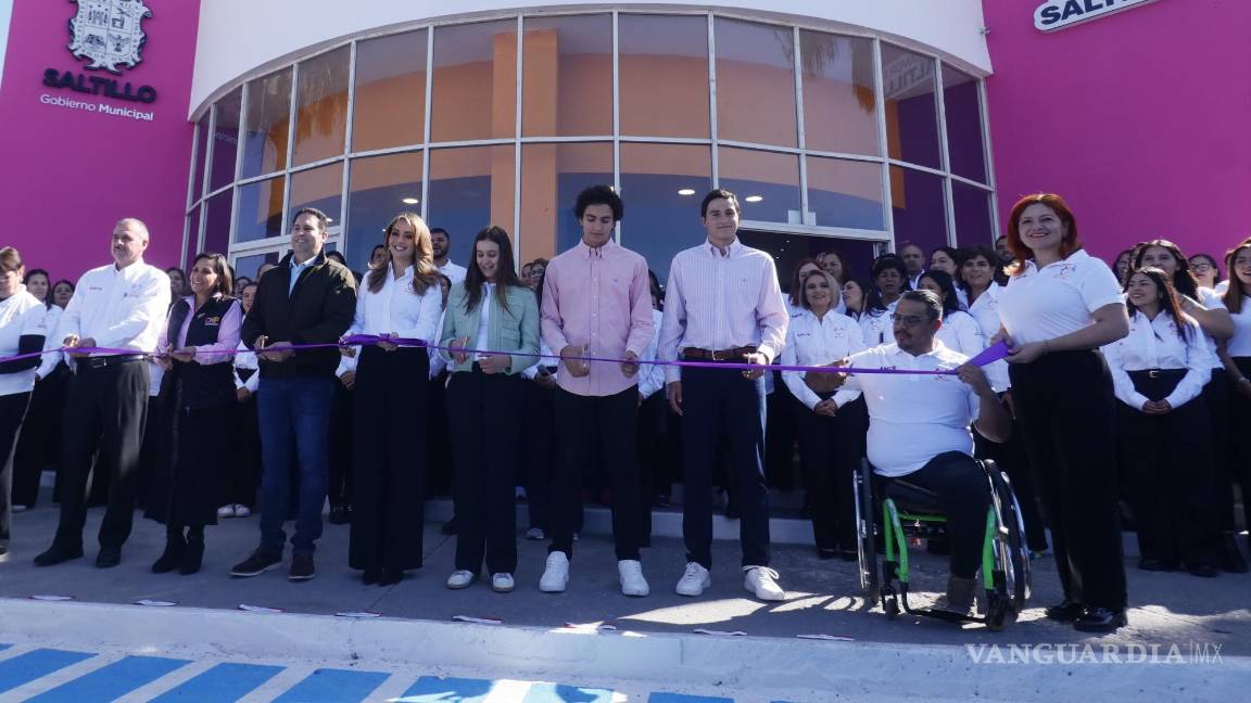 $!El Alcalde y a presidenta honoraria de DIF Saltillo cortan listón para dar la bienvenida y arrancar los programas para quienes más lo necesitan.