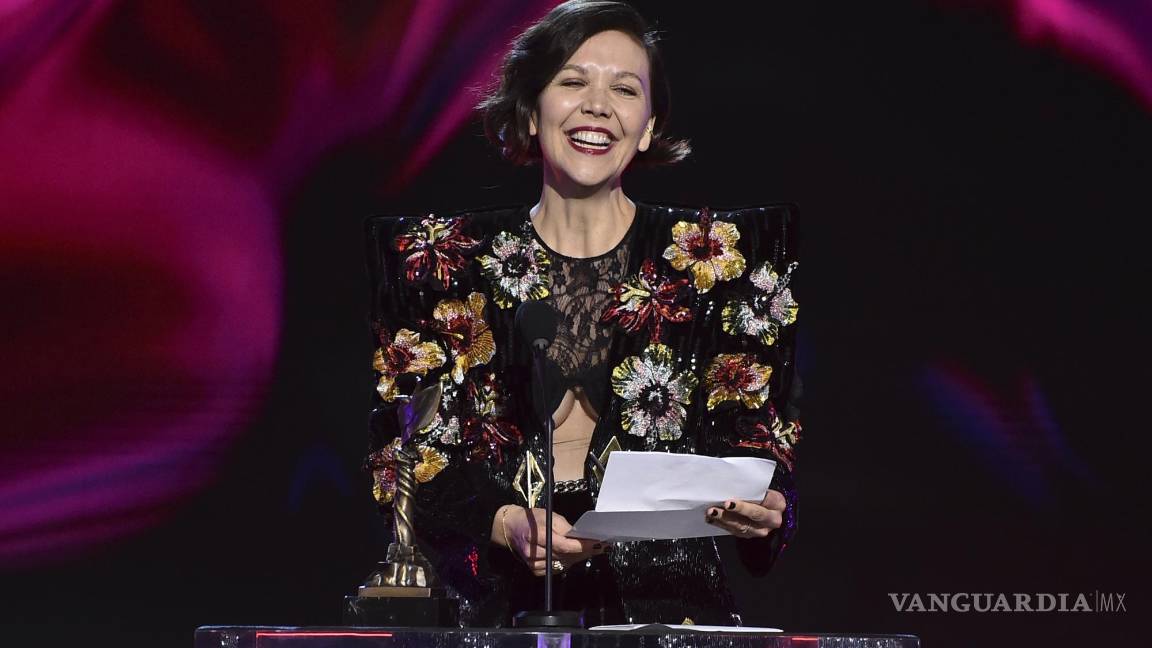 $!Maggie Gyllenhaal acepta el premio a la mejor dirección por “La hija perdida” en la 37ª edición de los premios Film Independent Spirit. AP/Jordan Strauss/Invision