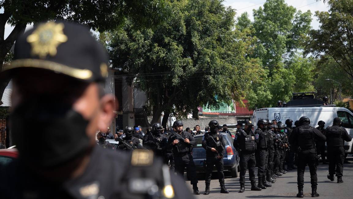 $!Dos policías murieron, así, como dos presuntos delincuentes, durante un operativo antidrogas en la alcaldía de Azcapotzalco.