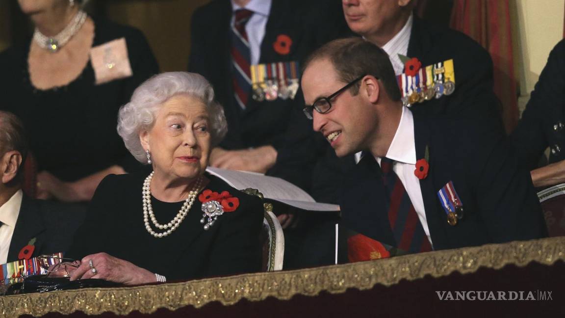 $!7 de noviembre de 2015, la reina Isabel II sonríe mientras asiste al Festival anual del Recuerdo con el Príncipe William en Londres, Inglaterra.