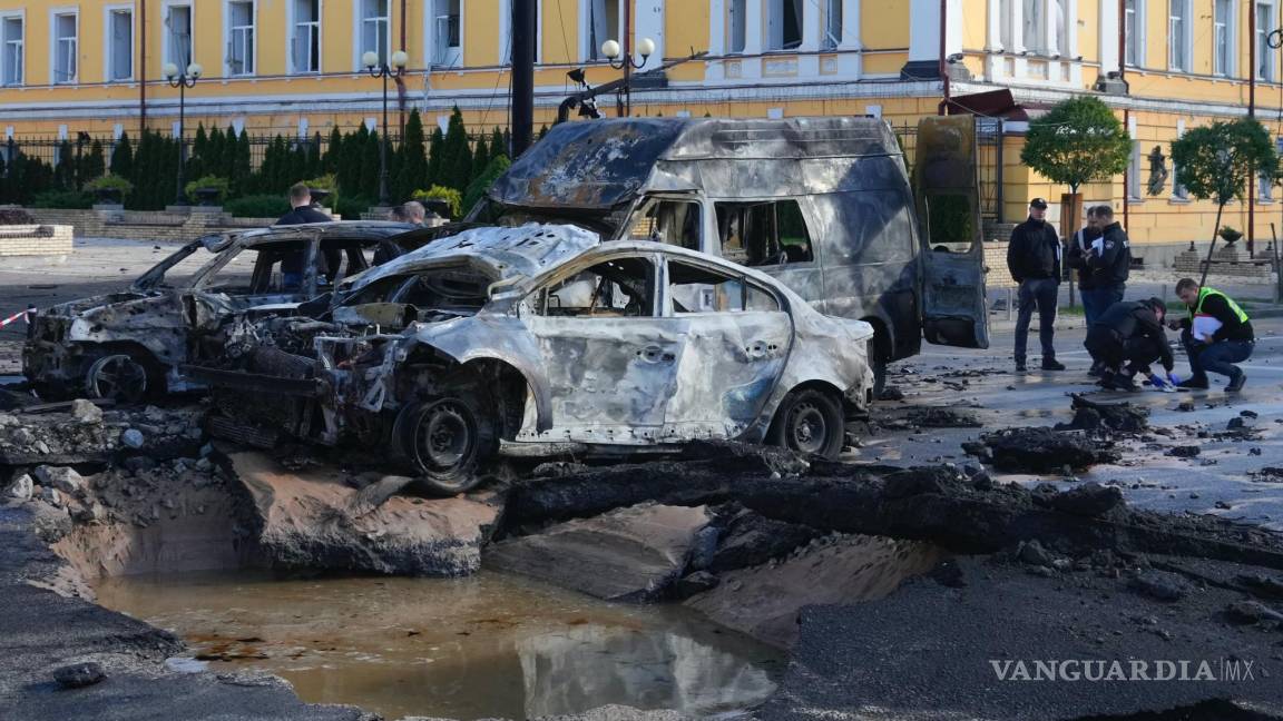 $!Se ven autos dañados en la escena del bombardeo ruso, en Kiev, Ucrania.