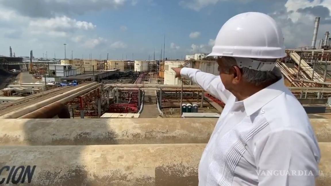 A un mes del incendio, visita Obrador la refinería de Pemex en Minatitlán