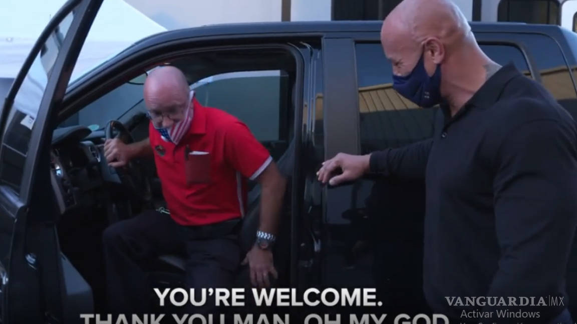 Dwayne Johnson regala camioneta a amigo que le dio refugio y le ayudó antes de que fuera famoso (video)