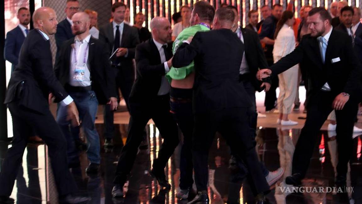 $!Activistas de Greenpeace irrumpen y se suben en los autos del Salón Internacional del Automóvil de Frankfurt, ve estas imágenes