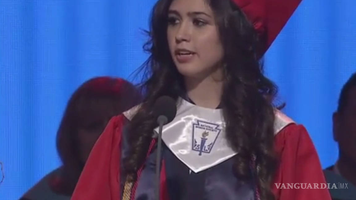 Confiesa que es indocumentada durante su discurso de graduación (VIDEO)