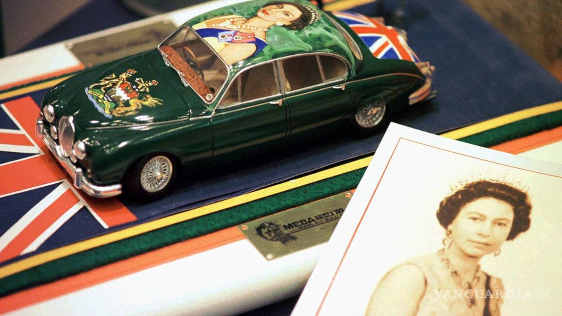 $!Una limosina Daimler miniatura pintada a mano con el retrato de la reina Isabel II de Gran Bretaña el 12 de junio de 1997. AP/Vincent Yu