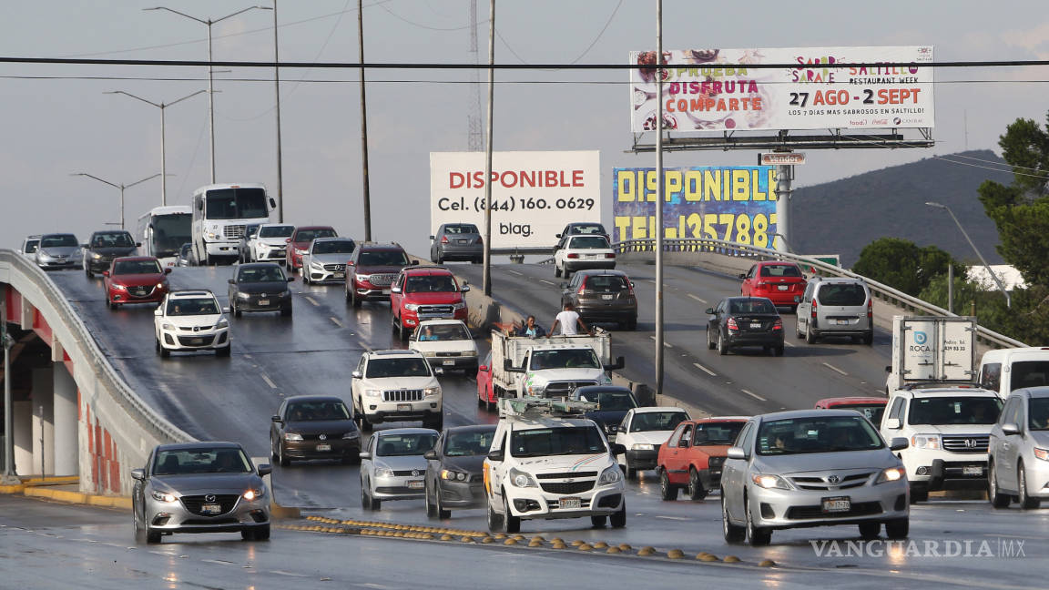 Rebasados bulevares en Saltillo: ‘Atora’ tráfico vial el transporte de personal