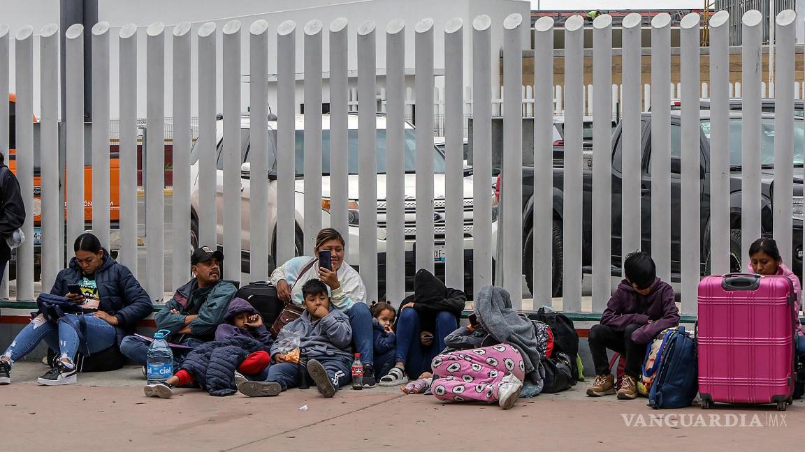 $!Migrantes esperan afuera de la garita internacional del Chaparral en la ciudad fronteriza de Tijuana (México).