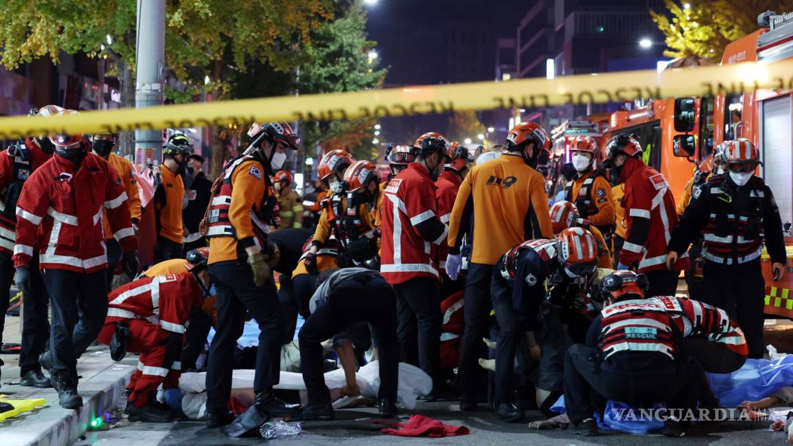 $!Socorristas y bomberos trabajan en la escena de una estampida fatal en Seúl, Corea del Sur, durante celebraciones de Halloween.
