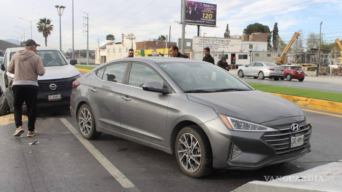 Auto se descontrola y provoca choque con camioneta en carretera Sal-Mon; hay 1 lesionado