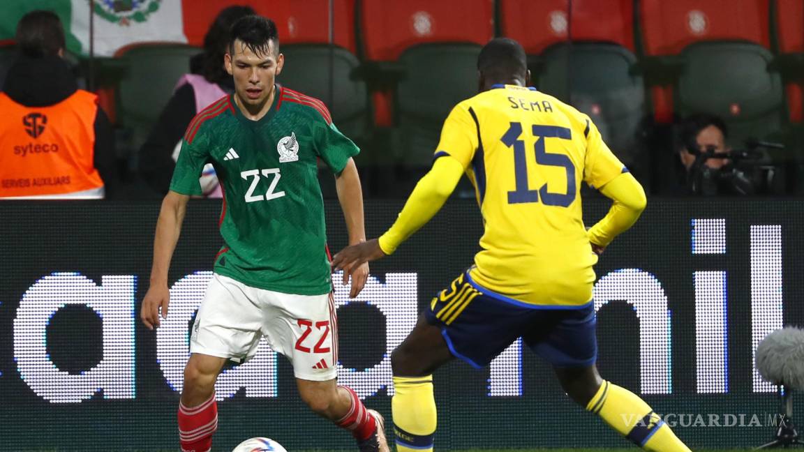$!Hirving Lozano de México (i) controla el balón contre Ken Sema de Suecia en el partido amistoso entre México y Suecia en Girona, España.