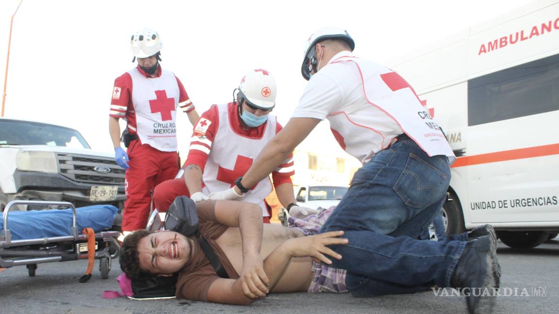Camioneta le quita el paso a motociclista y lo manda al Hospital General de Saltillo