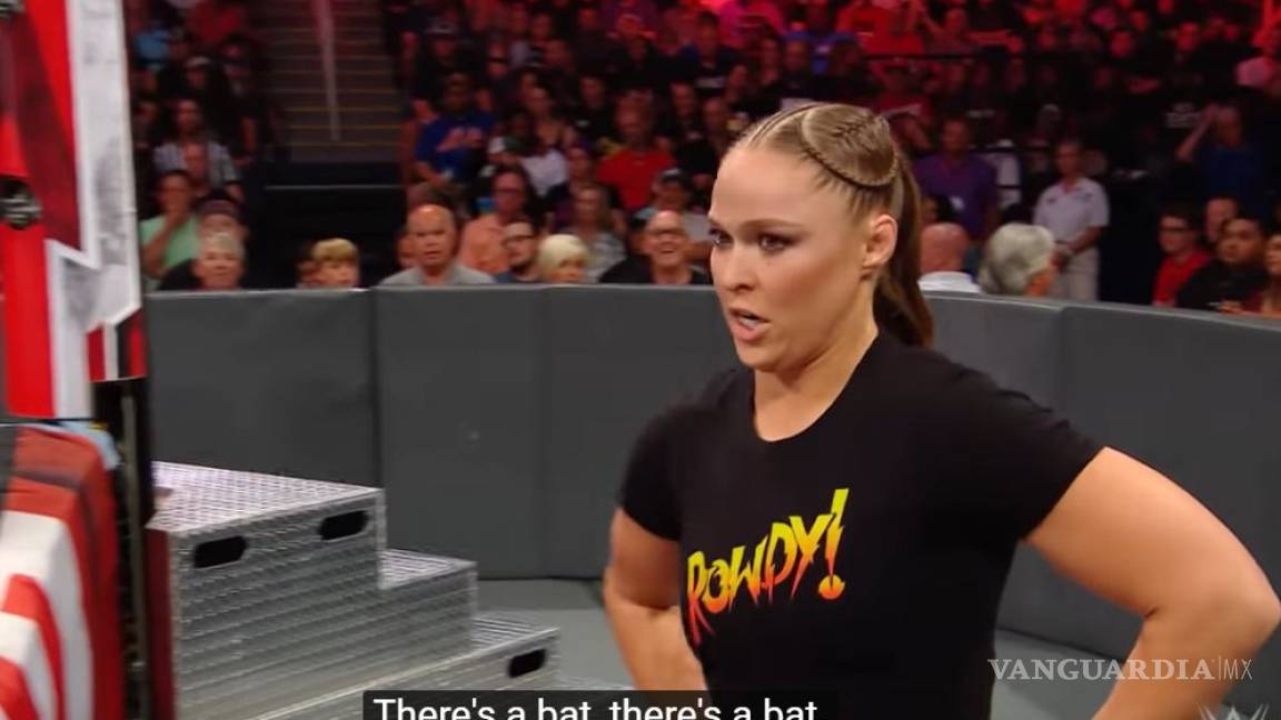 ¿Batman a la WWE? Un murciélago interrumpe a Ronda Rousey en plena lucha