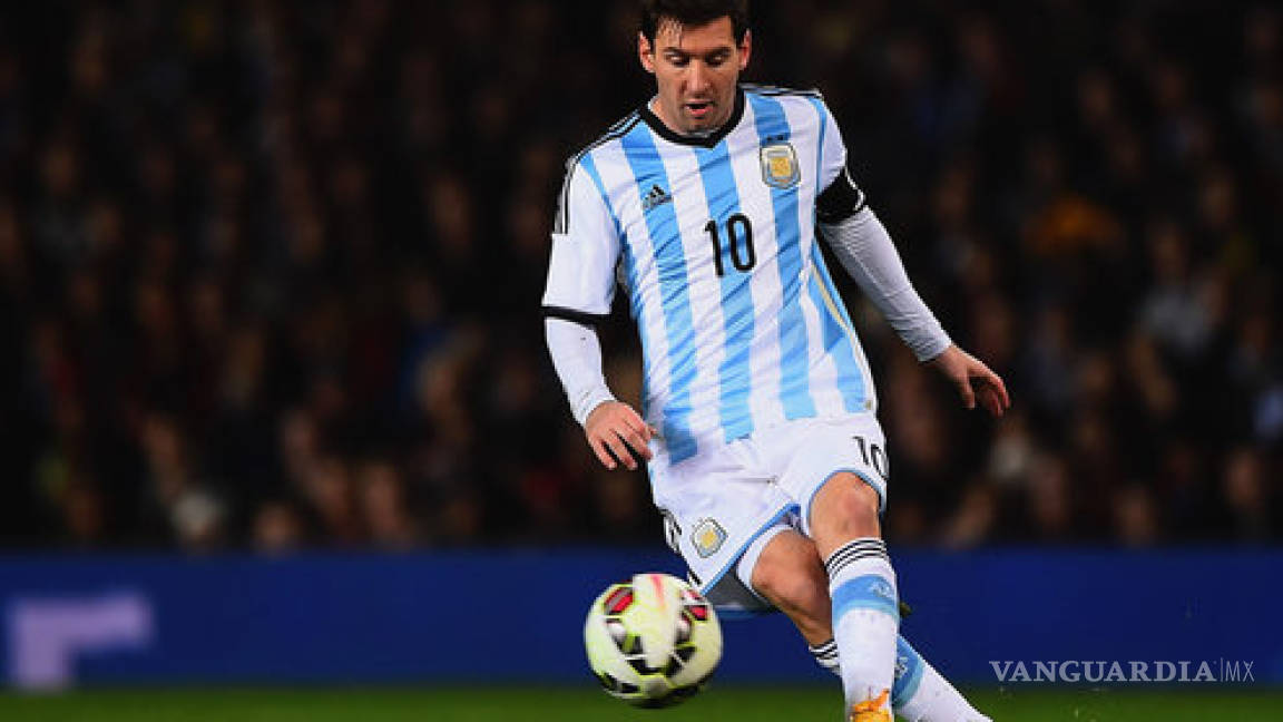 Messi anuncia que seguirá jugando con la selección argentina