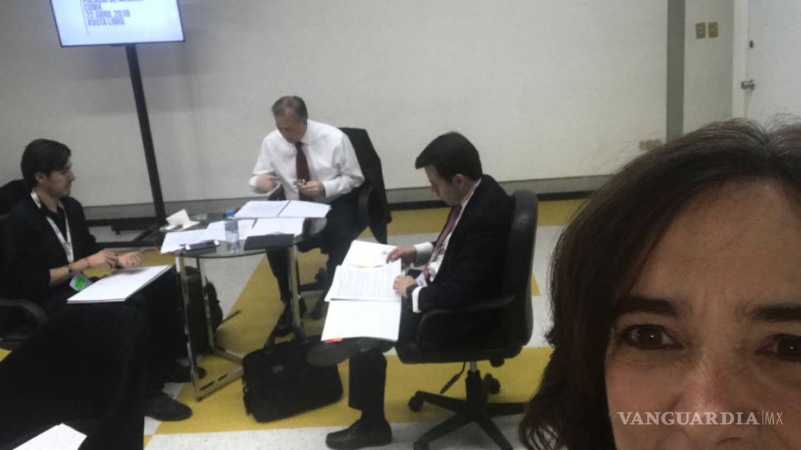 Juana Cuevas comparte foto de Meade estudiando antes de debate