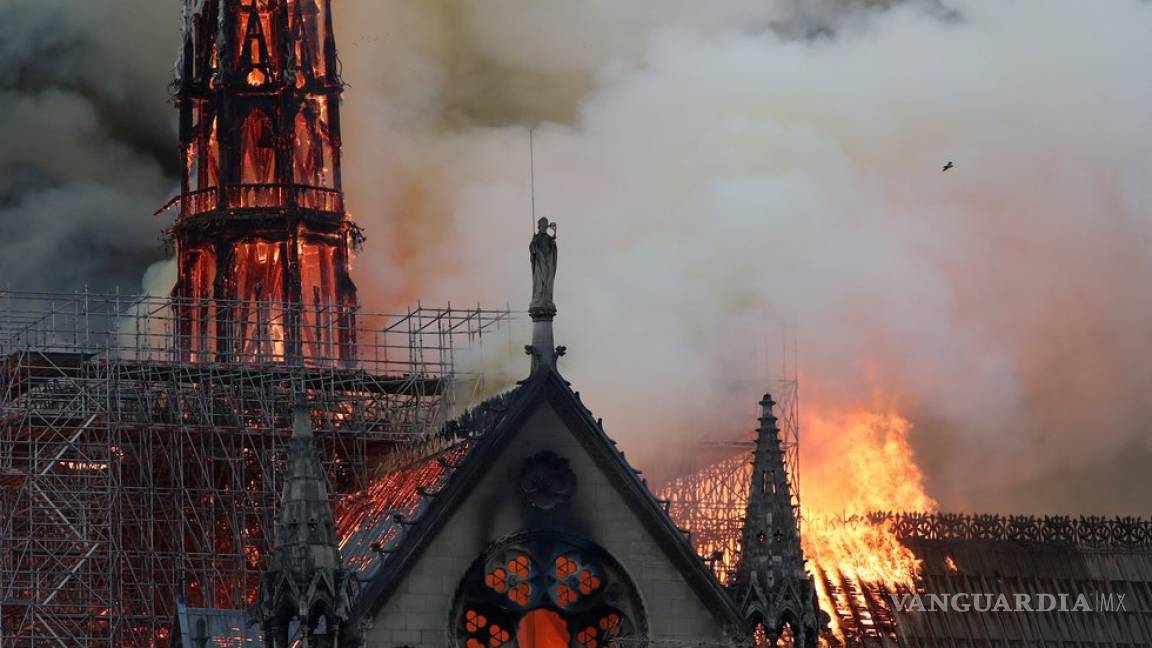 Bomberos de París controlan incendio en la Catedral de Notre Dame