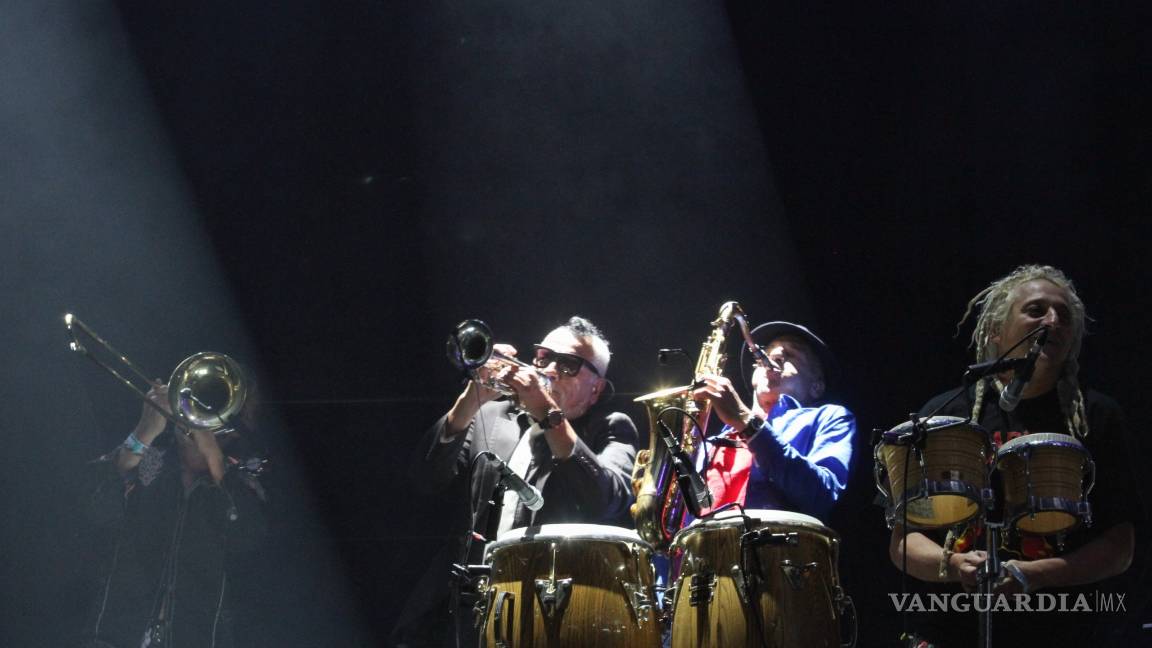 $!Los Auténticos Decadentes cierran con fiesta primer día del Vive Latino