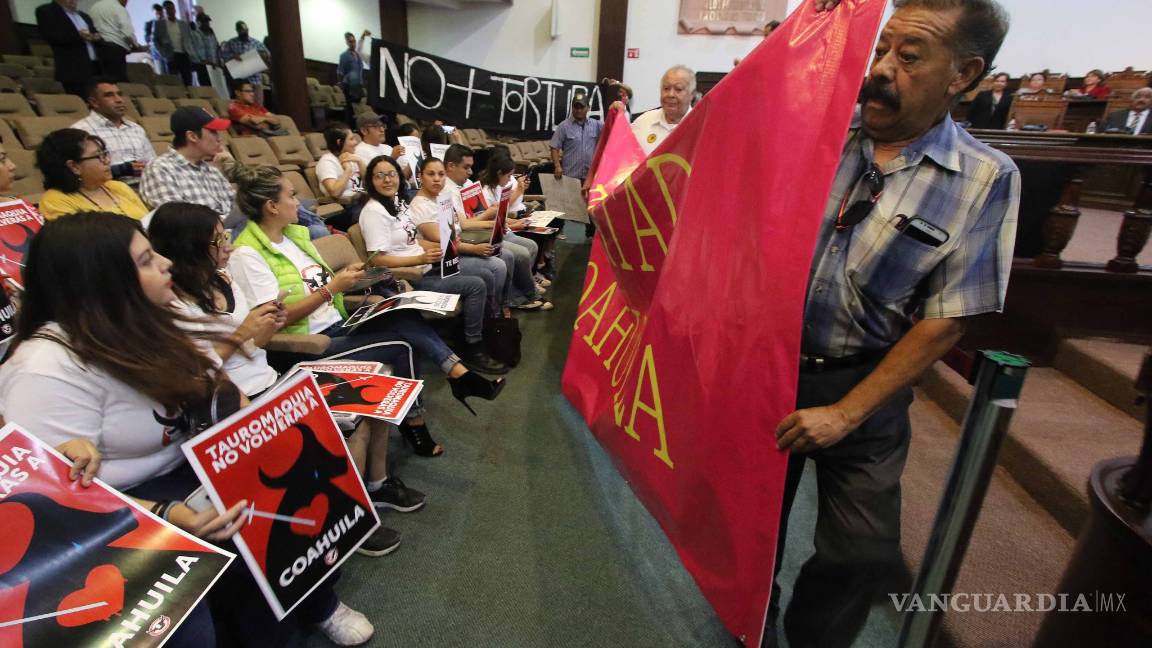 $!Se manifiestan contra la tauromaquia en el Congreso de Coahuila; hay opiniones encontradas