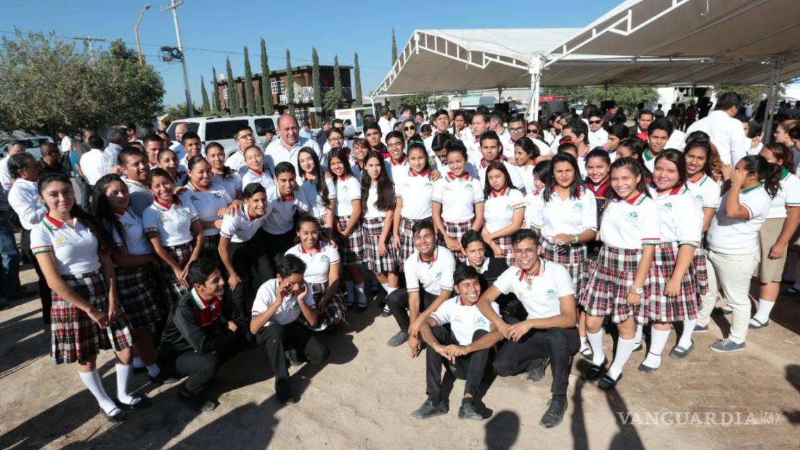 $!Coloca Rubén Moreira primera piedra de un centro de bachillerato