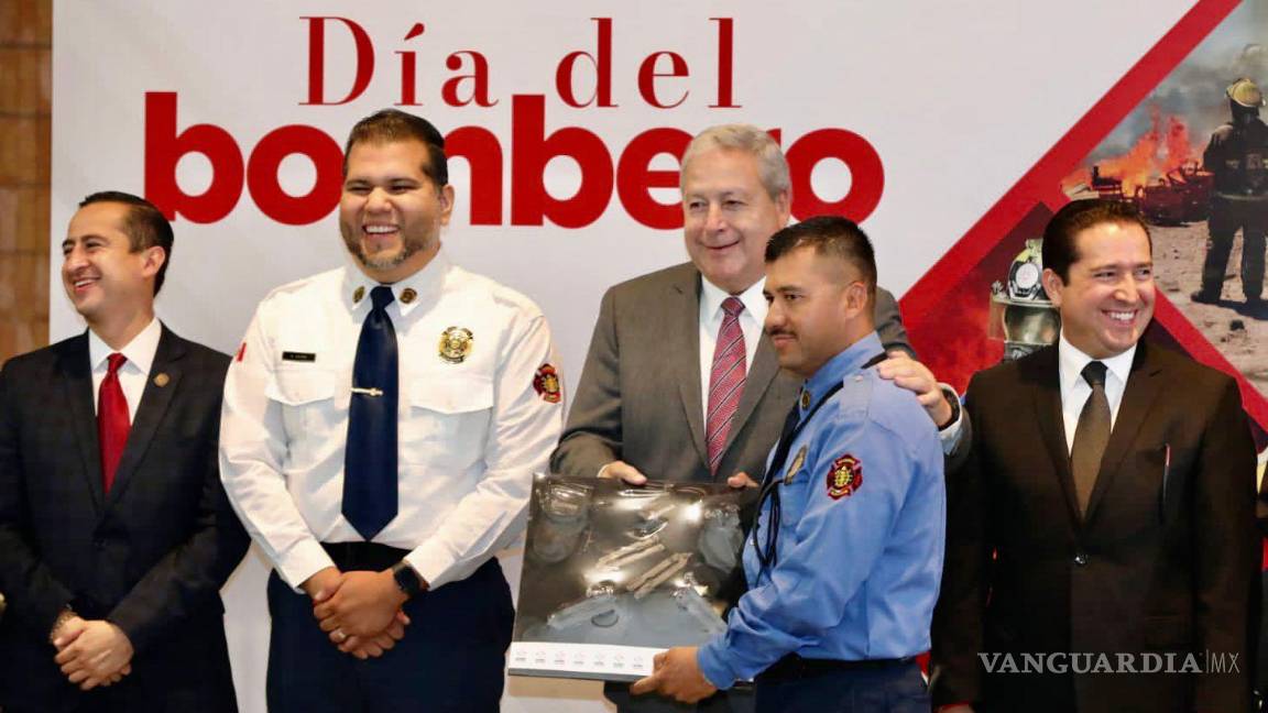 $!Entrega de reconocimientos y estímulos a bomberos con 15, 25, 30 y 40 años de labor.