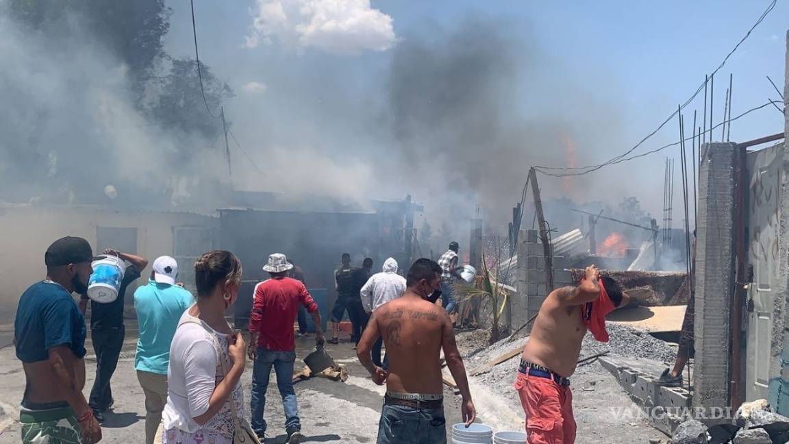 $!Arrasa incendio con tejabán y tienda en Saltillo; fue pérdida total
