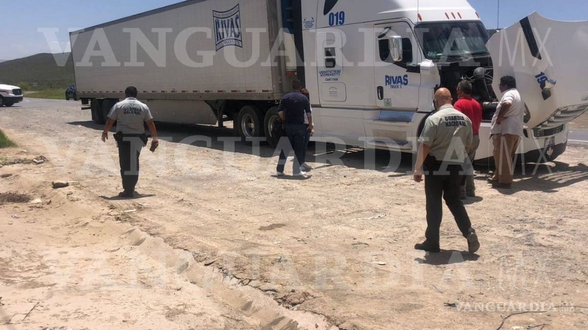 $!Localizan a trailero sin vida dentro de su unidad, en la carretera Torreón-Saltillo