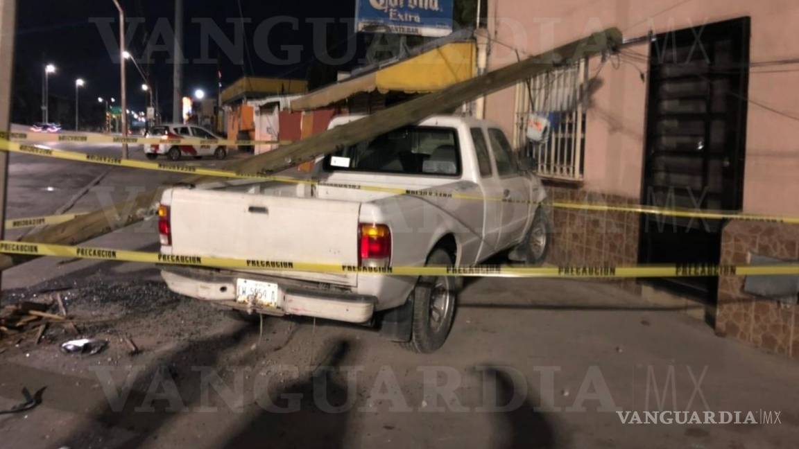 $!Se estampa contra casa y huye, en Paseo de la Reforma de Saltillo