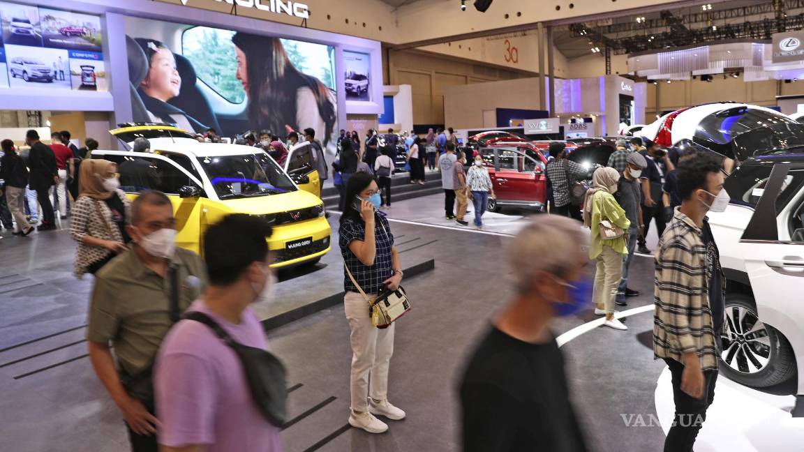 $!Los visitantes acuden en masa a los stands de los fabricantes de automóviles durante un salón del automóvil organizado por la Asociación de Industrias Automotrices de Indonesia (GAIKINDO) y titulado GAIKINDO Indonesia International Auto Show (GIIAS), en Tangerang, Indonesia. AP/Tatan Syuflana