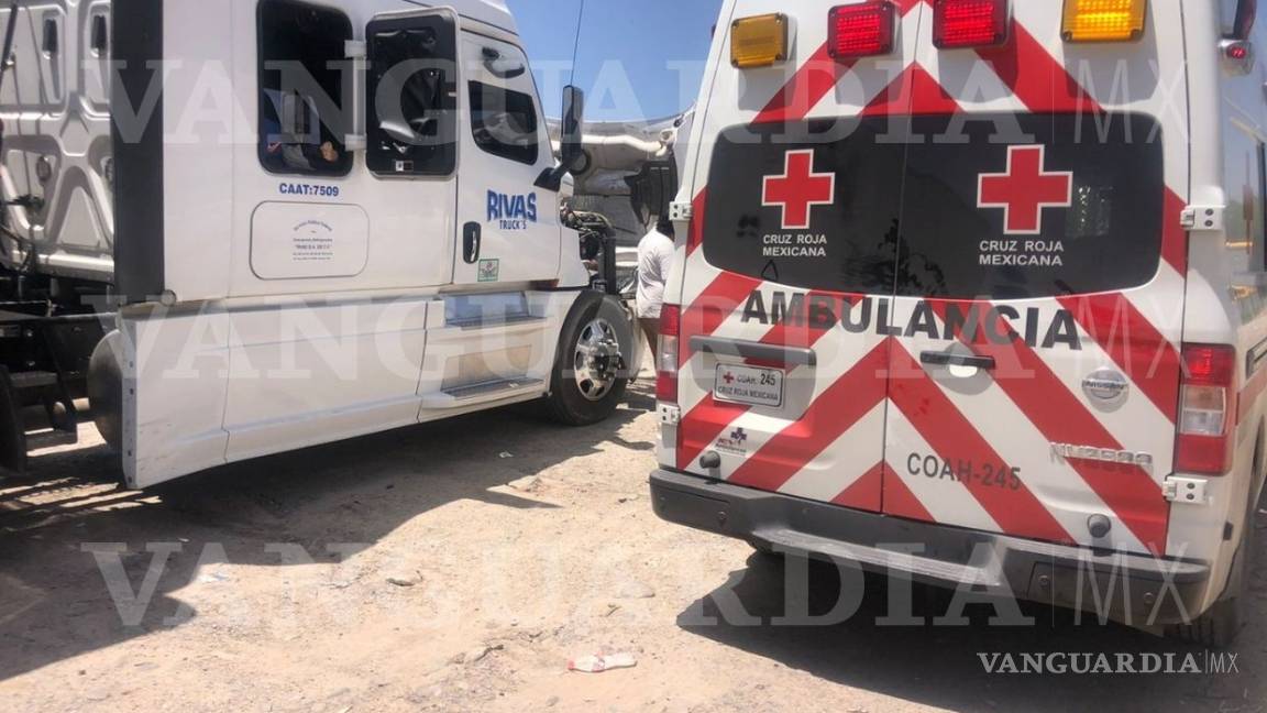 Localizan a trailero sin vida dentro de su unidad, en la carretera Torreón-Saltillo