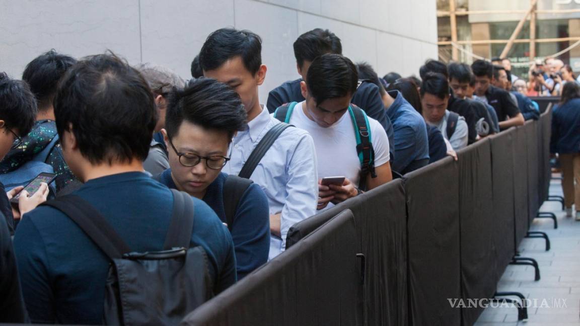 En china las personas hacen largas filas para comprar el iPhone X
