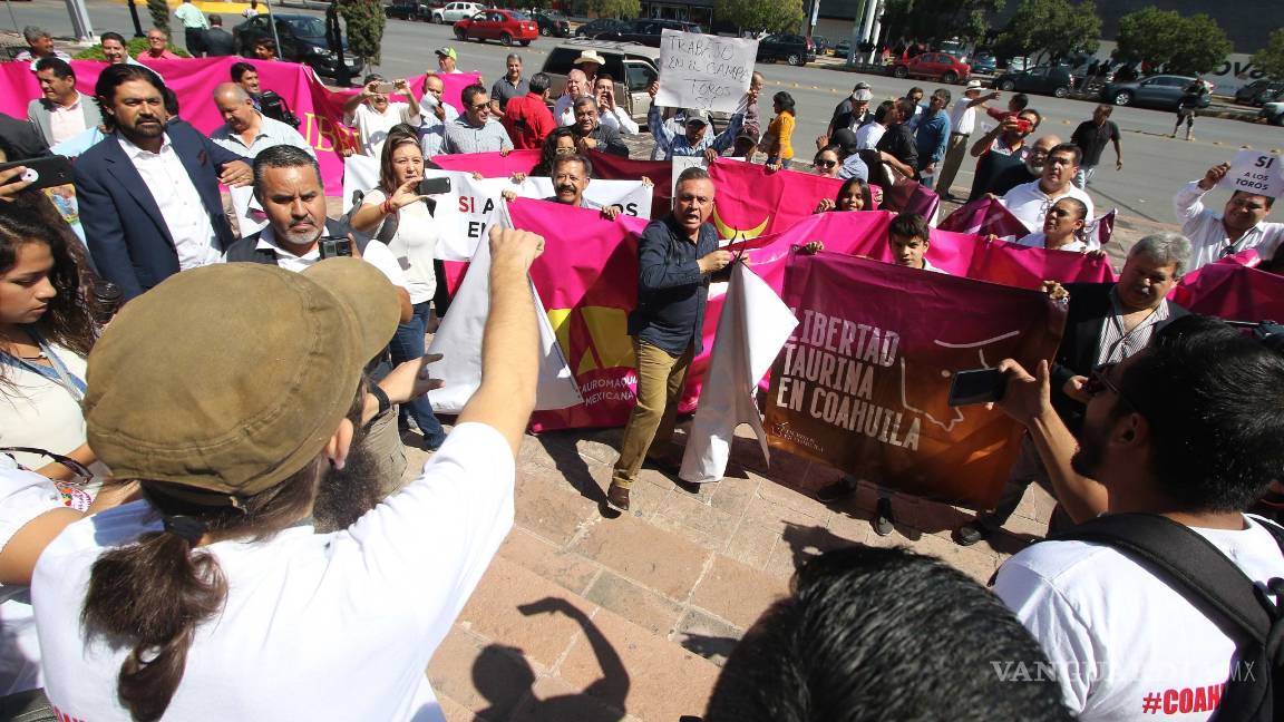 $!Se manifiestan contra la tauromaquia en el Congreso de Coahuila; hay opiniones encontradas