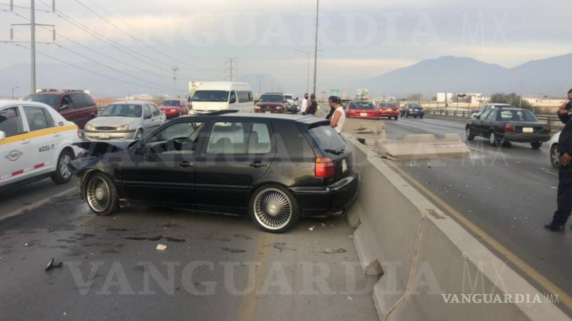 Caos vial provoca veloz conductor al chocar contra muro de puente en Saltillo