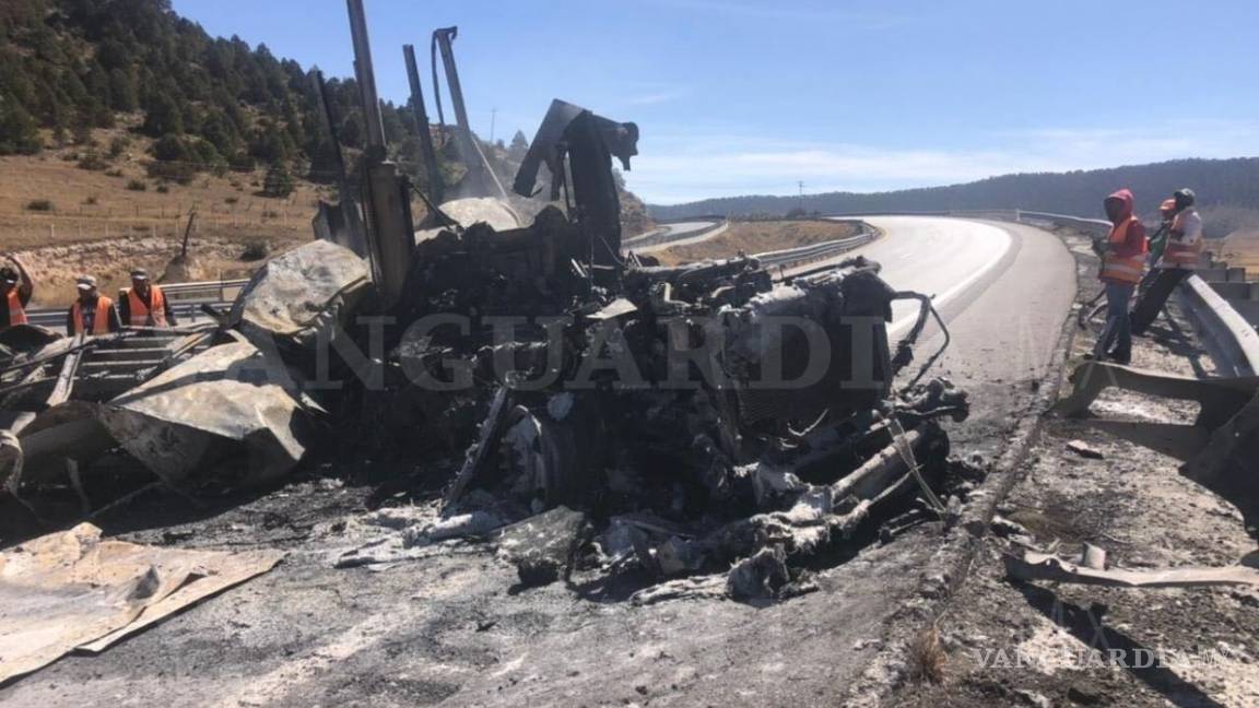 Tráiler choca y se incendia sobre la carretera a Matehuala