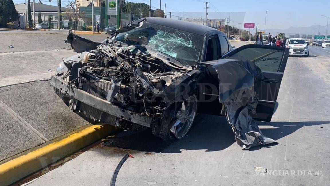 Automovilista golpea transporte de personal tras choque en Saltillo
