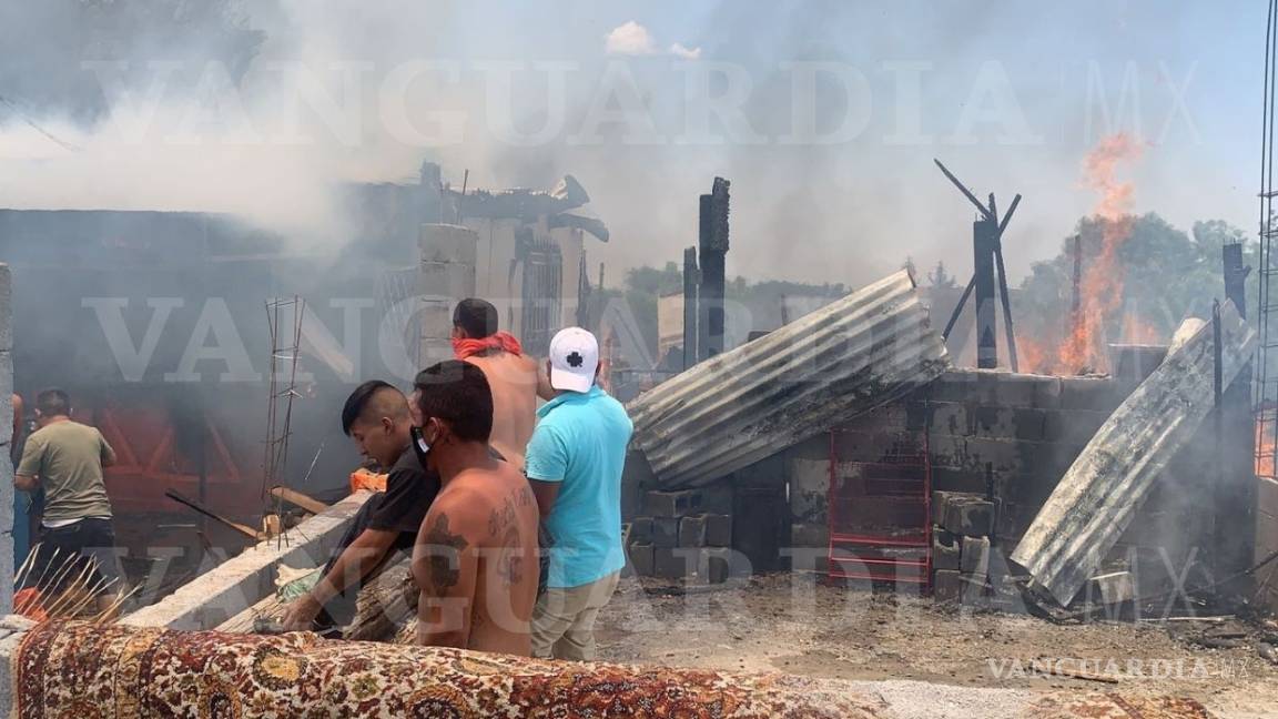 Arrasa incendio con tejabán y tienda en Saltillo; fue pérdida total