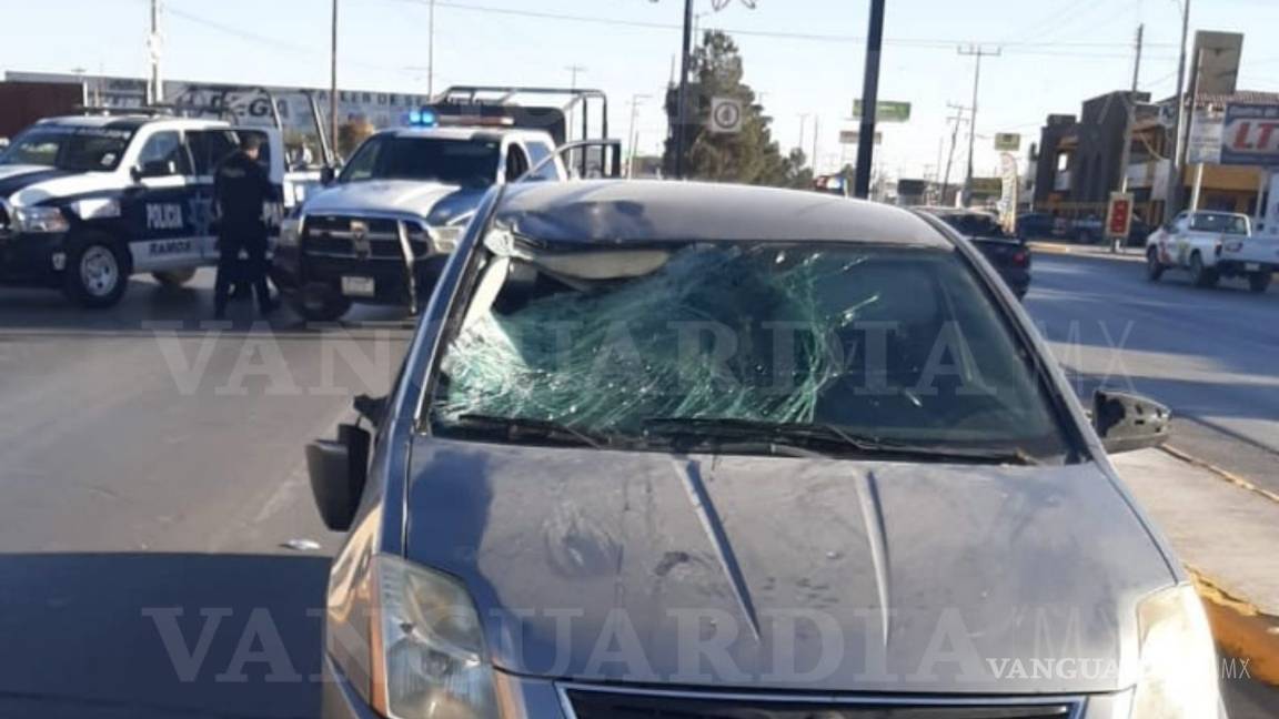 Conductor arrolla a ciclista en Ramos Arizpe, la víctima se reporta grave