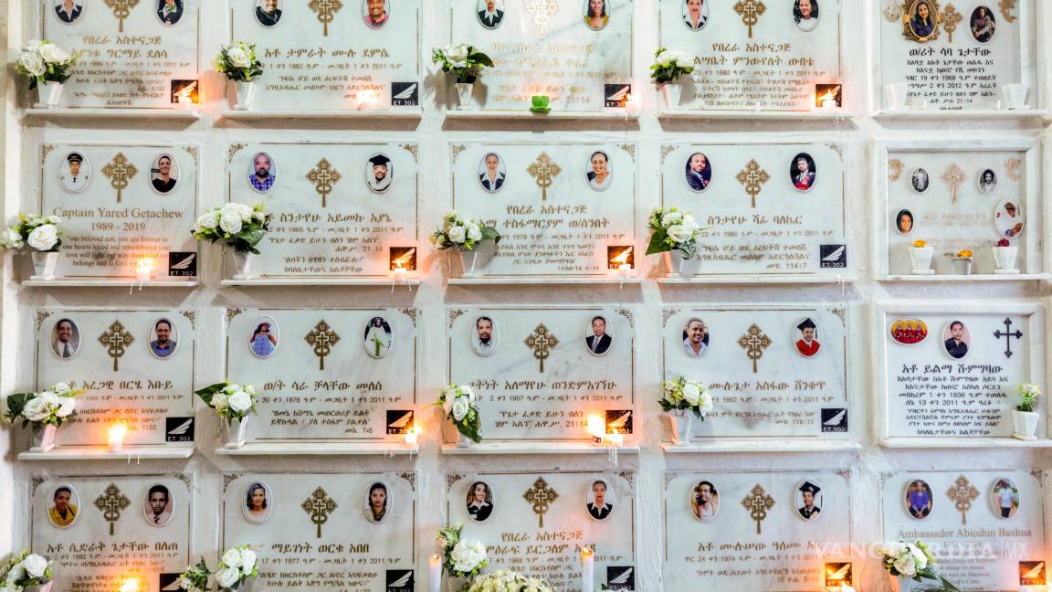 $!Velas en un muro conmemorativo en un servicio de aniversario del accidente aéreo en la Catedral de la Santísima Trinidad en Etiopía, el 8 de marzo de 2020.