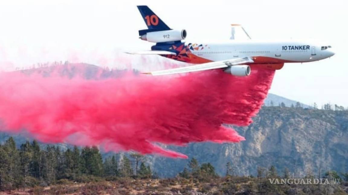 $!Con la ayuda de un avión DC -10 controlan el incendio en Arteaga (fotos)