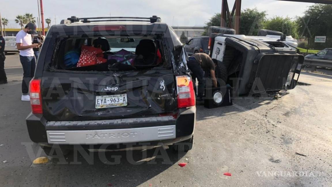 Múltiples daños y una larga fila de vehículos deja carambola en la carretera Saltillo-Monterrey