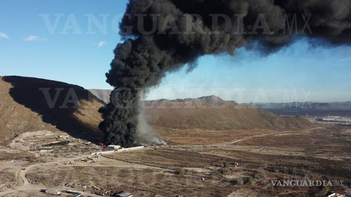 $!Se registra fuerte incendio en recicladora al norte de Saltillo