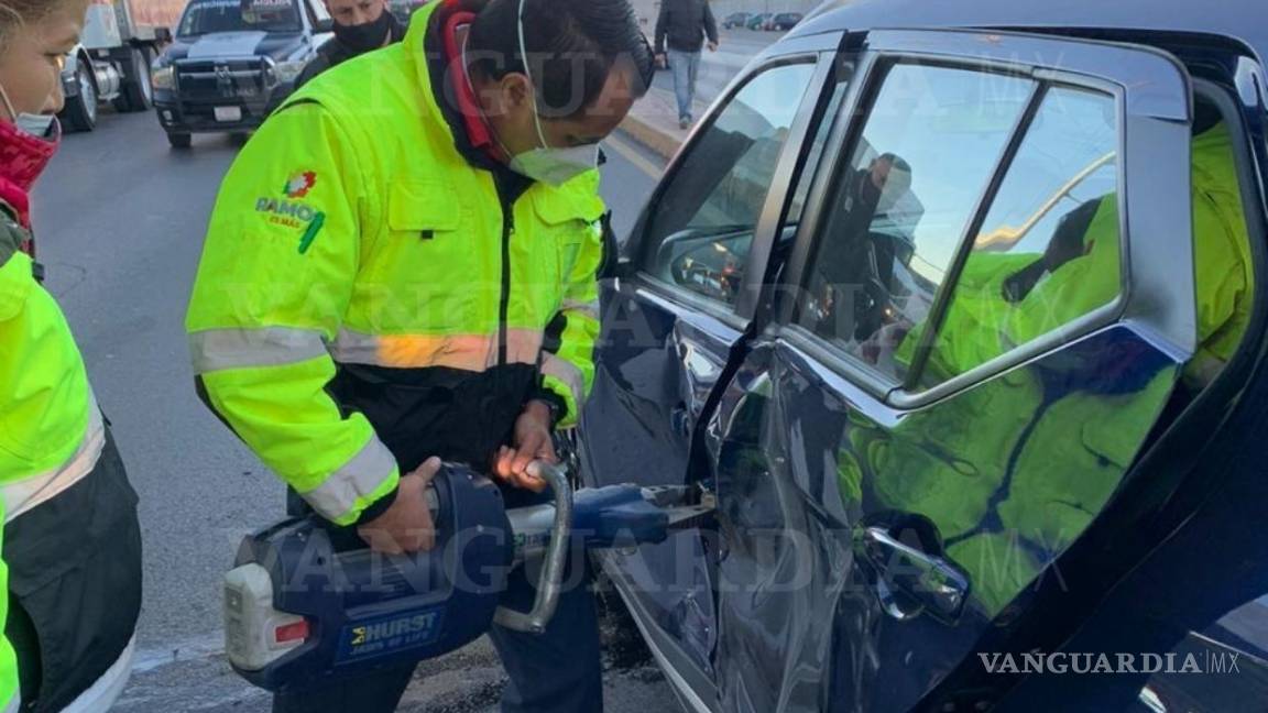 Conductora termina prensada tras accidente en la Saltillo-Monterrey