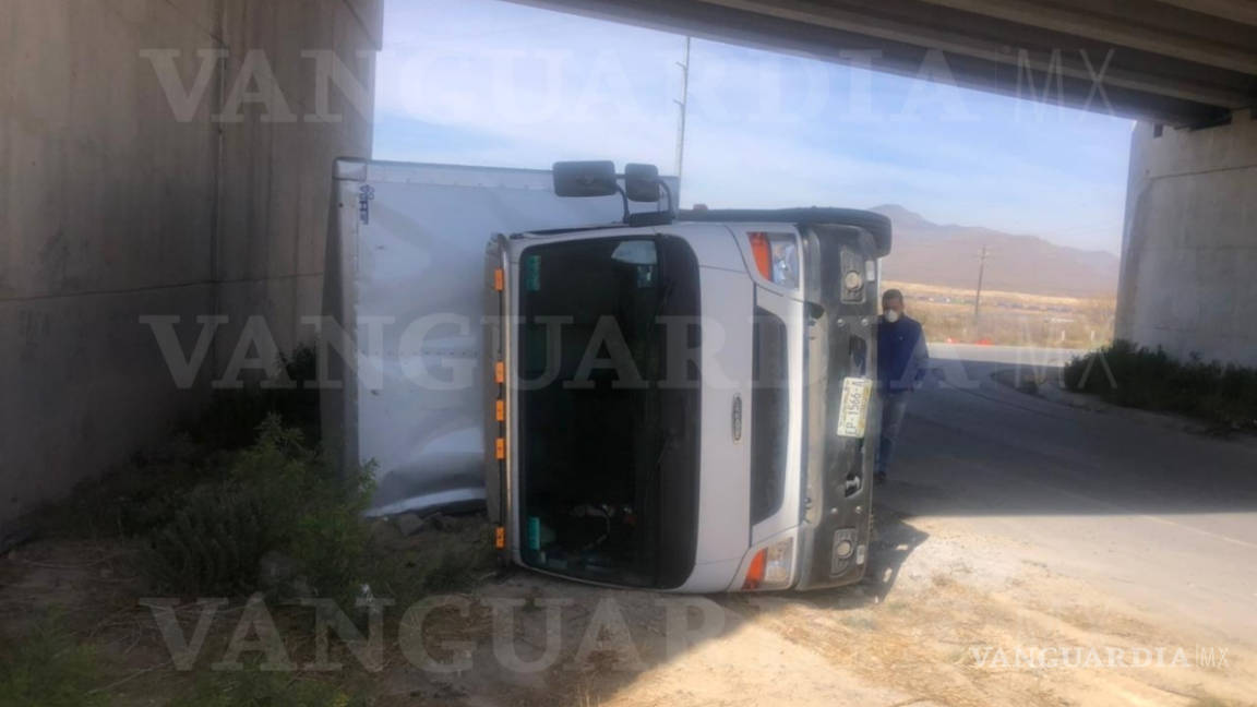 Vuelca camión de carga en carretera a Derramadero, Coahuila