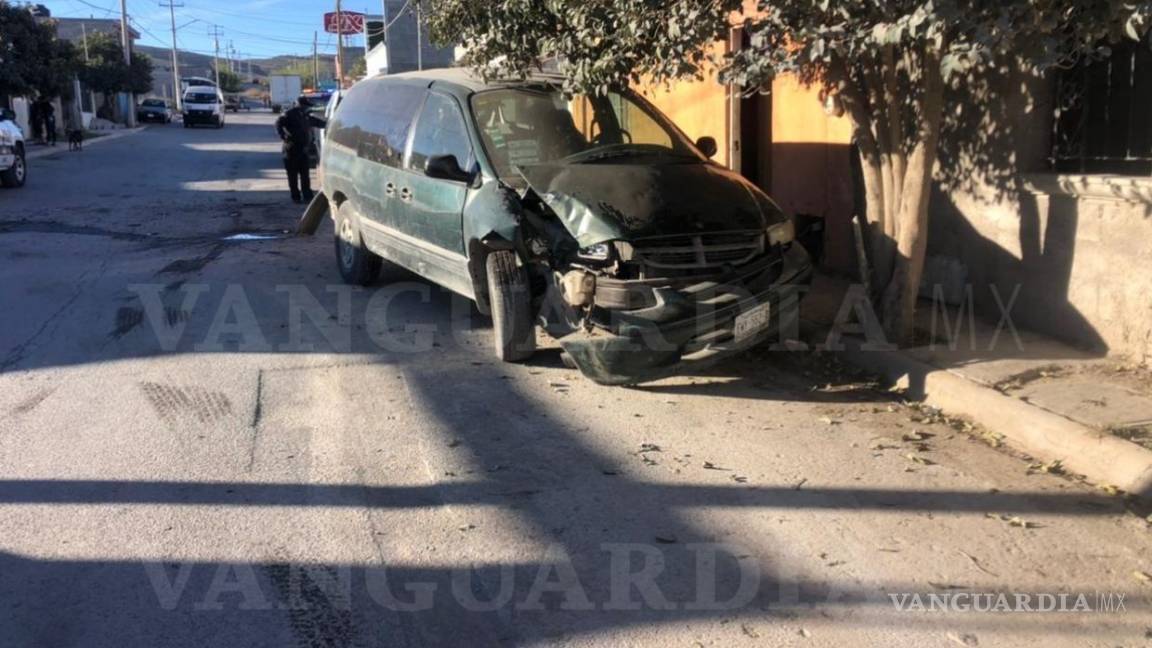 $!Ebrio roba patrulla en Saltillo y luego la destruye al chocar